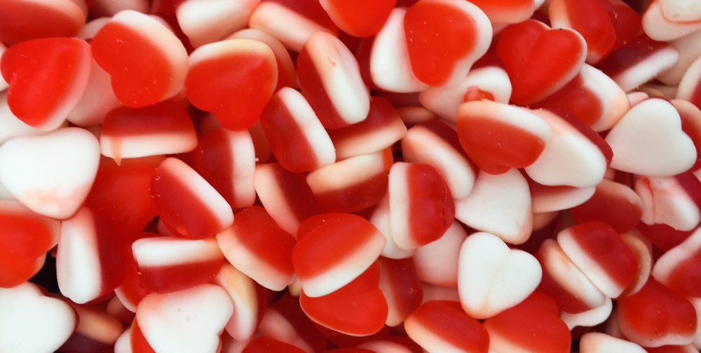 Un cercueil rouge et des bonbons